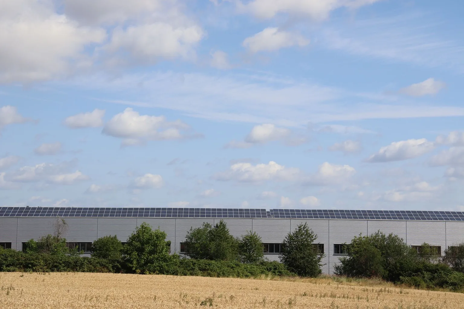 Produktionshalle mit Photovoltaik auf dem Dach