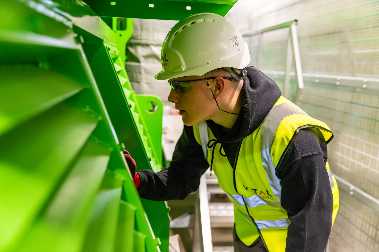 Unterweisung einer Beschäftigten am Arbeitsplatz