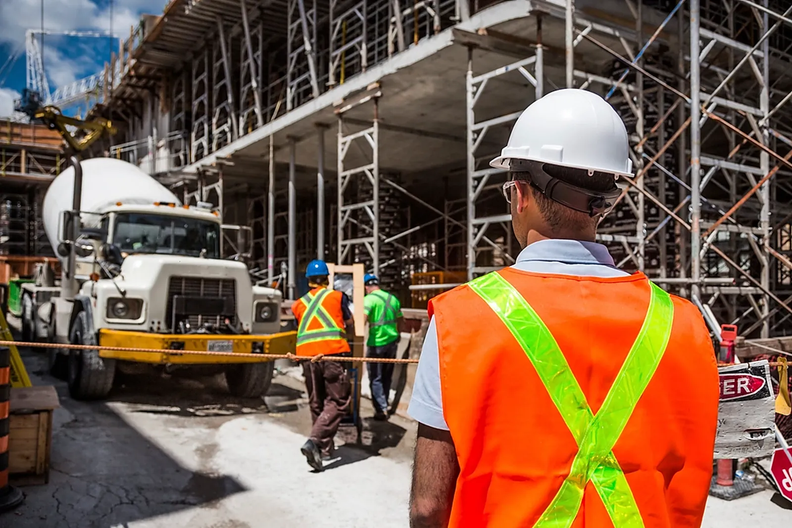 Beschäftigte mit Schutzausrüstung auf einer Baustelle