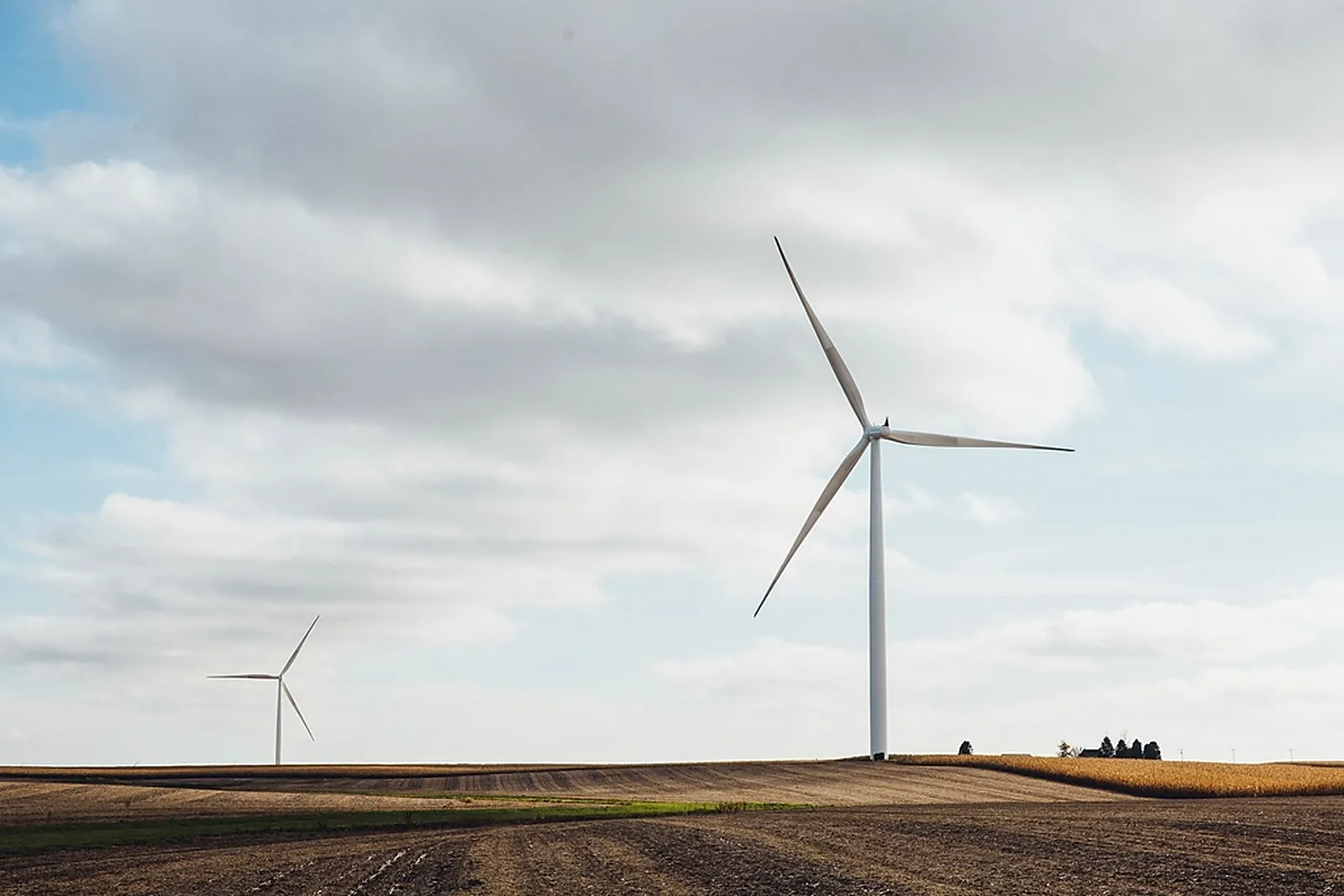 Einzelne Windkraftanlage vor bewölktem Himmel